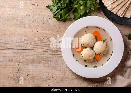 Traditionelle jüdische Matzoballsuppe auf Holztisch Stockfoto