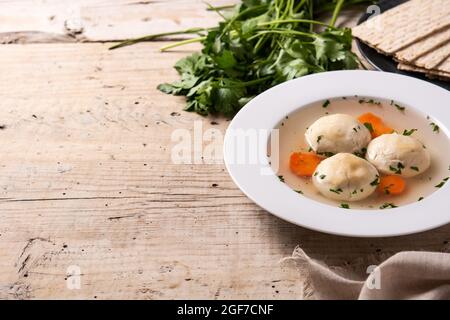 Traditionelle jüdische Matzoballsuppe auf Holztisch Stockfoto