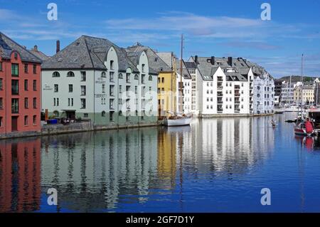 Steinhäuser spiegeln sich in einem Hafenbecken, Segelschiff und kleine Boote vor, Jugendstil, Alesund, mehr Og romsdal, Norwegen Stockfoto