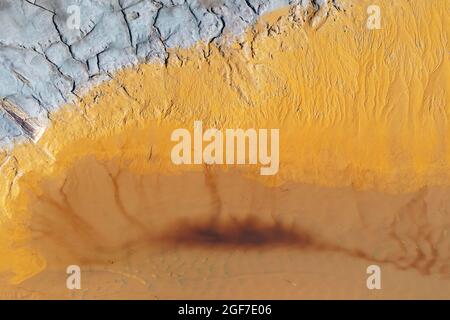 Rio Tinto-Ufer, roter Fluss, Detail mit oxidierten Eisenmineralien im Wasser, Luftaufnahme, Drohnenschuss, Provinz Huelva, Andalusien, Spanien Stockfoto