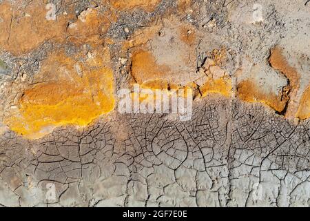 Rio Tinto-Ufer, roter Fluss, Detail mit oxidierten Eisenmineralien im Wasser, Luftaufnahme, Drohnenschuss, Provinz Huelva, Andalusien, Spanien Stockfoto