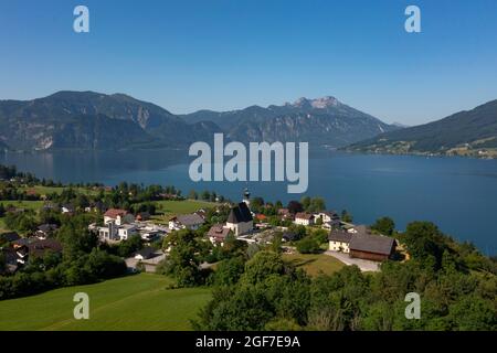 Drohnenschuss, Steinbach am Attersee mit Schafberg, Salzkammergut, Oberösterreich, Österreich Stockfoto