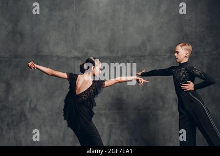 Junge zwei Tänzer Mann und Frau tanzen im Tanzsaal Cha-Cha-Cha Stockfoto