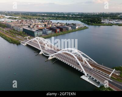 Luftdrohnenvideo des Enneus Heermabrug in Amsterdam, Niederlande zu IJburg und Steigereiland Amsterdam Oost Ost. Stockfoto