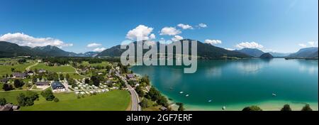 Drohnenaufnahme, Blick von Abersee nach Sankt Wolfgang mit Schafberg, Wolfgangsee, Salzkammergut, Land Salzburg, Österreich Stockfoto