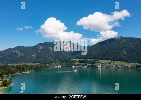 Drohnenschuss, Sankt Wolfgang am Wolfgangsee mit Schafberg, Salzkammergut, Land Salzburg, Oberösterreich Stockfoto