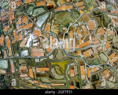 Teil eines kugelförmigen Panoramas einer Luftaufnahme der Salzwiesen, Salzfelder von Gurande mit Landstraßen und Straßenkreuzung in der Bretagne auf dem Stockfoto