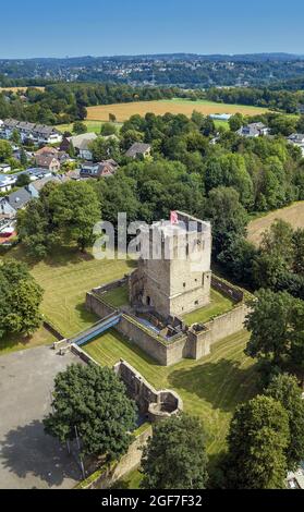 Aus der Vogelperspektive die Ruinen der teilweise restaurierten ehemaligen Wasserburg Altendorf, davor die Ruinen des Wachturms der äußeren Burg, auf der Stockfoto