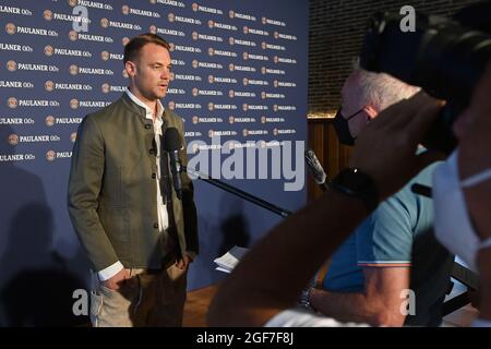 München, Deutschland. August 2021. Torwart Manuel Neuer gibt beim FC Bayern München Paulaner 'Lederhosen-Shooting' beim Paulaner am Nockherberg ein Interview. Kredit: Lennart Preiss/dpa/Alamy Live Nachrichten Stockfoto