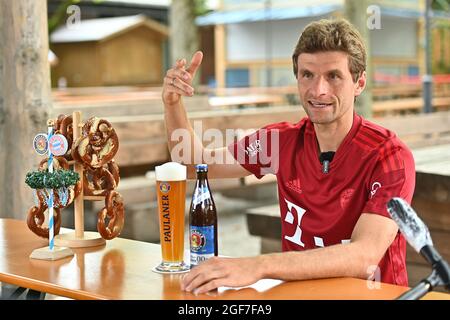 München, Deutschland. August 2021. Thomas Müller Gesten beim FC Bayern München Paulaner 'Lederhosen Shoot' beim Paulaner am Nockherberg. Kredit: Lennart Preiss/dpa/Alamy Live Nachrichten Stockfoto