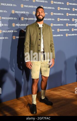 München, Deutschland. August 2021. Eric Maxim Choupo-Moting posiert beim FC Bayern München Paulaner 'Lederhosen-Shooting' in Paulaner am Nockherberg. Kredit: Lennart Preiss/dpa/Alamy Live Nachrichten Stockfoto