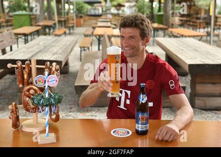 München, Deutschland. August 2021. Thomas Müller toast beim FC Bayern München Paulaner 'Lederhosen Shooting' beim Paulaner am Nockherberg. Kredit: Lennart Preiss/dpa/Alamy Live Nachrichten Stockfoto