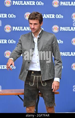 München, Deutschland. August 2021. Thomas Müller Gesten beim FC Bayern München Paulaner 'Lederhosen Shoot' beim Paulaner am Nockherberg. Kredit: Lennart Preiss/dpa/Alamy Live Nachrichten Stockfoto