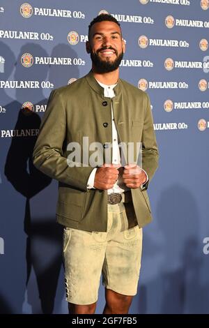 München, Deutschland. August 2021. Eric Maxim Choupo-Moting posiert beim FC Bayern München Paulaner 'Lederhosen-Shooting' in Paulaner am Nockherberg. Kredit: Lennart Preiss/dpa/Alamy Live Nachrichten Stockfoto