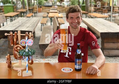 München, Deutschland. August 2021. Thomas Müller toast beim FC Bayern München Paulaner 'Lederhosen Shooting' beim Paulaner am Nockherberg. Kredit: Lennart Preiss/dpa/Alamy Live Nachrichten Stockfoto