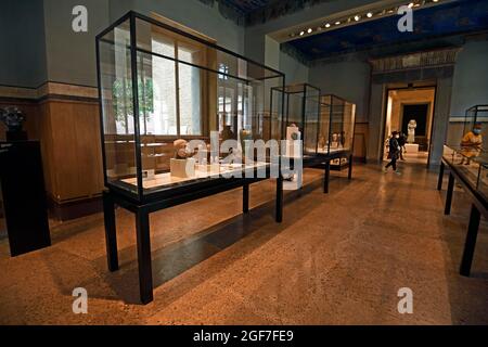 Vitrinen und Exponate, Ausstellungsräume, Ägyptisches Museum, Neues Museum, Museumsinsel, Berlin, Deutschland Stockfoto