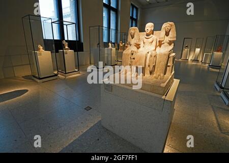 Vitrinen und Exponate, Ausstellungsräume, Ägyptisches Museum, Neues Museum, Museumsinsel, Berlin, Deutschland Stockfoto