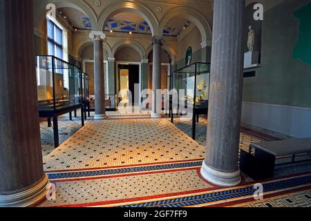 Vitrinen und Exponate, Ausstellungsräume, Ägyptisches Museum, Neues Museum, Museumsinsel, Berlin, Deutschland Stockfoto