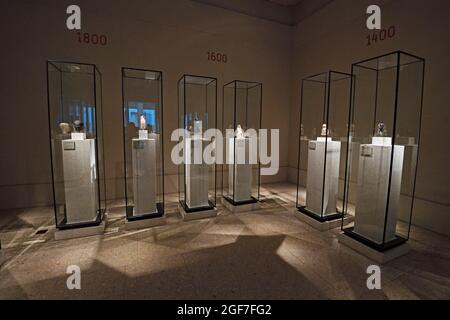 Vitrinen und Exponate, Ausstellungsräume, Ägyptisches Museum, Neues Museum, Museumsinsel, Berlin, Deutschland Stockfoto