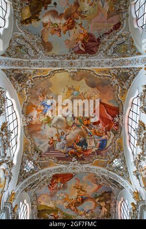 St. Johannes der Täufer Klosterkirche, ehemaliges Prämonstratenserkloster von Steingaden, Deckenfresken im Kirchenschiff, Steingaden, Romantikstraße Stockfoto