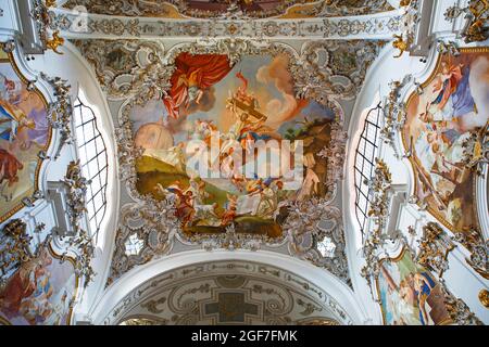 St. Johannes der Täufer Klosterkirche, ehemaliges Prämonstratenserkloster von Steingaden, Deckenfresken, Steingaden, romantische Straße, Ober Stockfoto