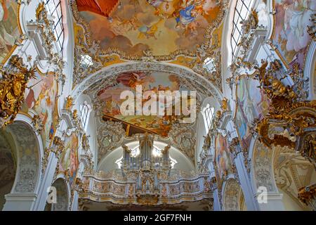 St. Johannes der Täufer Klosterkirche, ehemaliges Prämonstratenserkloster von Steingaden, Deckenfresken und Orgelgalerie, Steingaden, Romantic Stockfoto