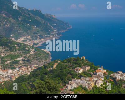 Blick von der Terrazza dell'Infinito der Villa Cimbrone auf den Golf von Salerno, Ravello, Amalfiküste, Costiera Amalfitana, Provinz Salerno Stockfoto