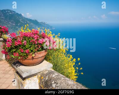 Blick von der Terrazza dell'Infinito der Villa Cimbrone auf den Golf von Salerno, Ravello, Amalfiküste, Costiera Amalfitana, Provinz Salerno Stockfoto