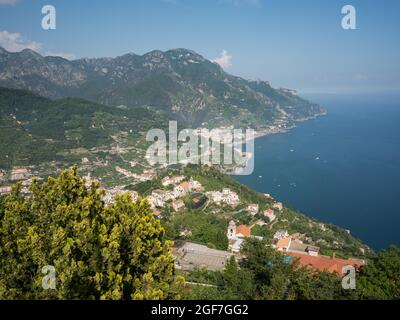 Blick von der Terrazza dell'Infinito der Villa Cimbrone auf den Golf von Salerno, Ravello, Amalfiküste, Costiera Amalfitana, Provinz Salerno Stockfoto