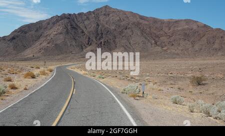 Einsame lange Straße durch die Wüste Landschaft, Highway 190, Death Valley National Park, Kalifornien, USA Stockfoto