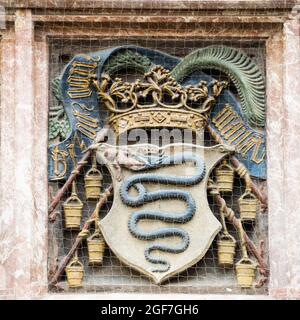 Wappen des Herzogtums Mailand, abgebildet auf dem Wappen-Fries des Goldenen Dachl, Innsbruck Tirol, Österreich Stockfoto