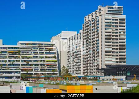 Grüne Dächer und Betonbalkone im Olympischen Dorf, München, Oberbayern, Bayern, Deutschland Stockfoto
