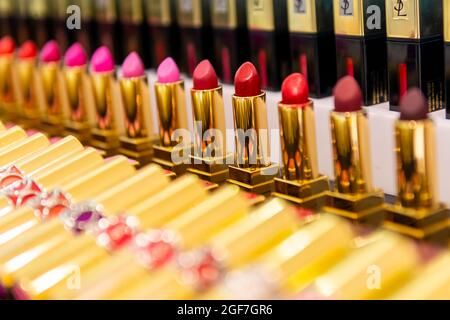 Lippenstifte in verschiedenen Rottönen, Make-up-Abteilung, Luxuskaufhäuser, Harrods, London, England, Großbritannien Stockfoto