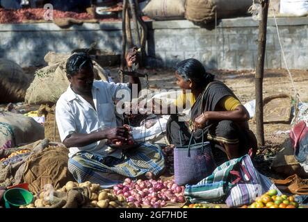 Wochenmarkt in Perundurai in der Nähe von Erode in Tamil Nadu, Indien Stockfoto