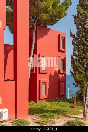 La Muralla Roja (Rote Mauer) Gebäude, postmoderner Apartmentkomplex, entworfen von Ricardo Bofill, Manzanera, Calp (Calpe), Spanien Stockfoto