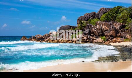 Surfen Sie am Grand Anse Beach, La Digue, Seychellen, La Digue, Seychellen Stockfoto