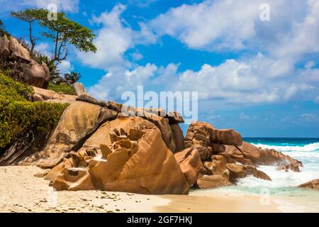 Granitfelsen am Strand Petite Anse, La Digue, Seychellen, La Digue, Seychellen Stockfoto