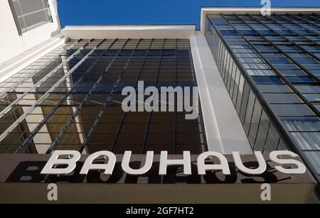 Glasfassade, Bauhaus Dessau, Bauhausgebäude, Dessau, Sachsen-Anhalt, Deutschland Stockfoto