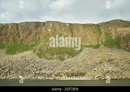 Die vulkanischen Basalt- und Dolerit-Säulen auf den Klippen von Garbh Eilean auf den Shiant Isles. Stockfoto