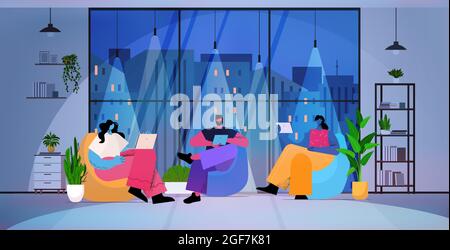 Geschäftsleute, die digitale Geräte verwenden, Geschäftsleute, die in einem modernen dunklen Nachtbüro arbeiten Stock Vektor