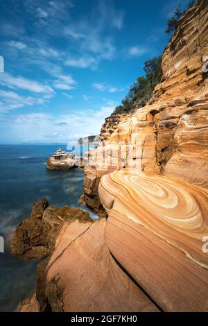 Langandauerndes Wasser mit erstaunlichen Felsmustern entlang der Küste bei Maitland Bay im Bouddi National Park Stockfoto