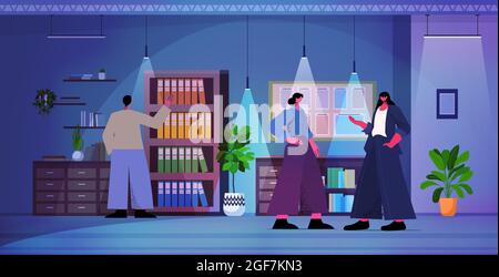 Überholte Geschäftsleute, die sich während des Treffens mit Geschäftsleuten unterhalten, die in einem modernen dunklen Nachtbüro arbeiten Stock Vektor