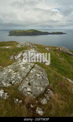 Blick von der Spitze von Eilean an Taighe auf Garbh Eilean in den Shiant Inseln. Stockfoto