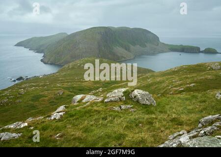 Blick von der Spitze von Eilean an Taighe auf Garbh Eilean in den Shiant Inseln. Stockfoto