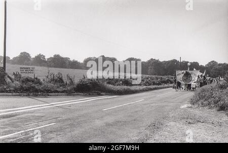 September 1981. Der gemeinsame Friedensmarsch von Cardiff - Greenham mit Transparenten, die auf dem Weg nach Greenham Common UK in RAF Welford eintreffen Stockfoto