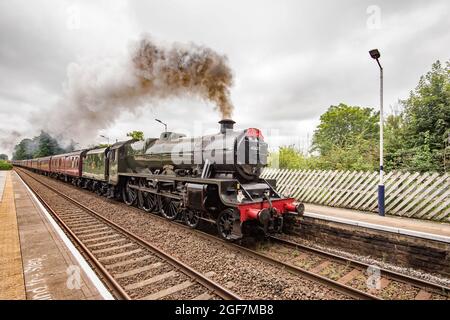 Sierra Leone Dampfzug mit der Nummer 45627 (als Dalesman) und Durchfahrt durch Long Preston am 24. August 2021 Stockfoto