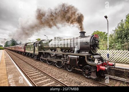 Sierra Leone Dampfzug mit der Nummer 45627 (als Dalesman) und Durchfahrt durch Long Preston am 24. August 2021 Stockfoto