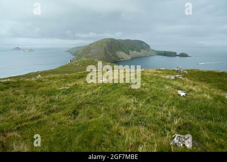 Blick von der Spitze von Eilean an Taighe auf Garbh Eilean in den Shiant Inseln. Stockfoto