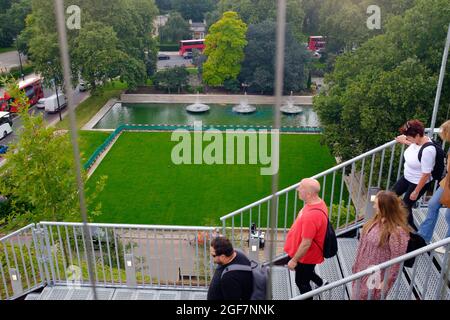 Marble Arch Mound - Blick von der Spitze des Hügels auf Mitglieder der Öffentlichkeit klettern und reagieren auf das temporäre Wahrzeichen in Londons West End Stockfoto