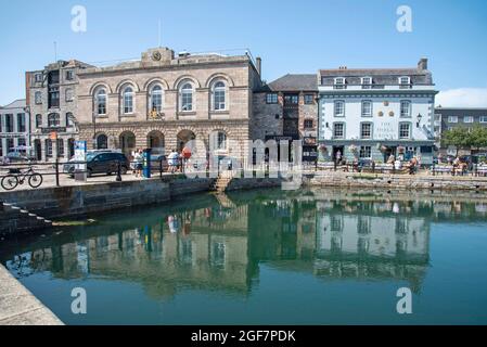 Plymouth, Devon, England, Großbritannien. 2021. Sutton Harbour in der Barbican Gegend von Plymouth, Gebäude umgeben die Uferpromenade einschließlich des alten Custom House. Stockfoto